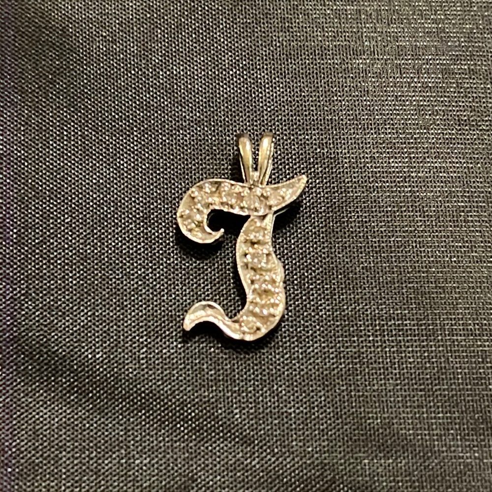 14kt white gold and diamond studded T initial pendant